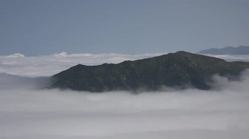 Mit Wolken bedecktes Tal