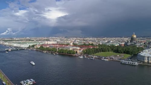 Flug über den Fluss Newa in St. Petersburg, Russland