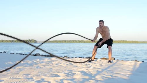 Der Mensch verbringt Training mit Seilen
