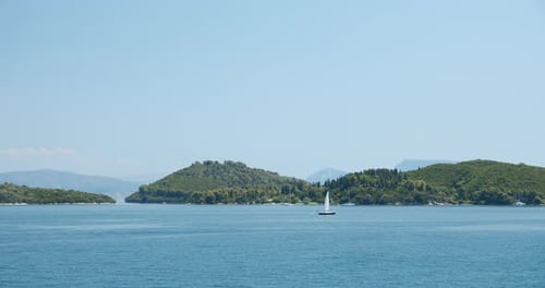 Luxusyacht-Segelboot vor Anker in einer wunderschönen Bucht in der Nähe der Mittelmeerinsel