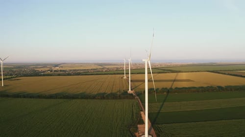 Luftaufnahmen von Windturbinen im Feld bei Sonnenuntergang