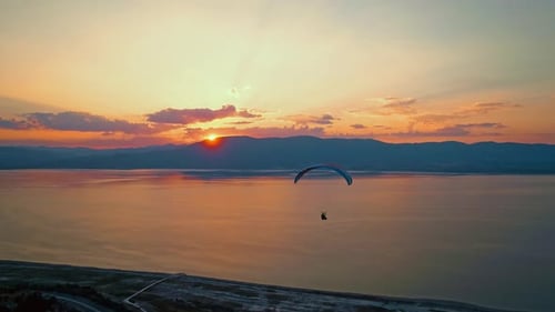 Vol en parapente dans le lac
