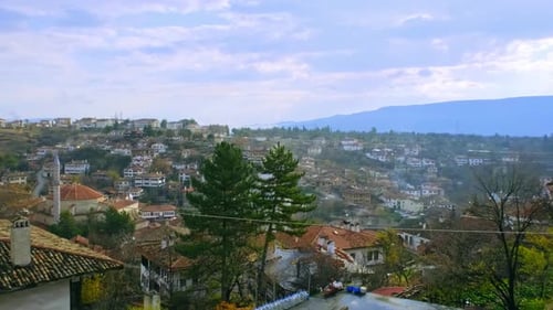 Vieilles maisons et nuages dans le ciel