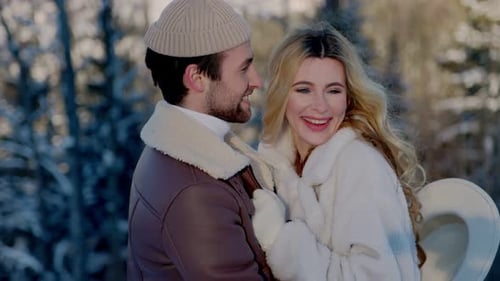 Pareja en el fondo de las montañas