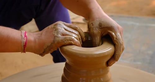 Poterie : mains mouillées et habiles d'un potier façonnant l'argile sur Potter Wheel. Casserole, vase à lancer