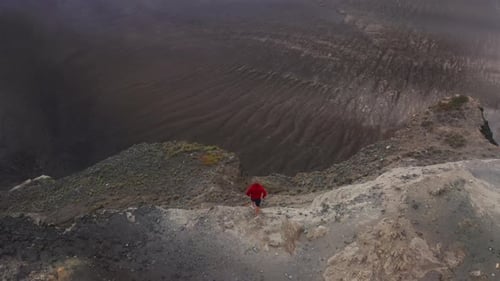 Reisender genießt den Vulkan Capelinhos im Atlantik, Insel Faial, Azoren