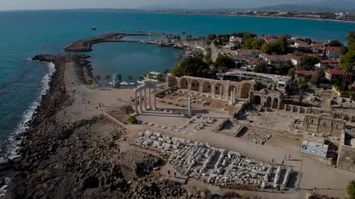 Ruinen griechischer Gebäude auf der türkischen Seite. Alte Architektur an den Ufern