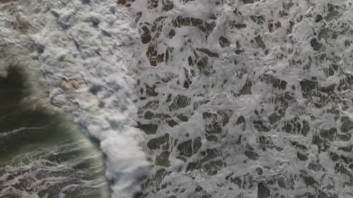 Zumbido aéreo espumoso de las olas del mar