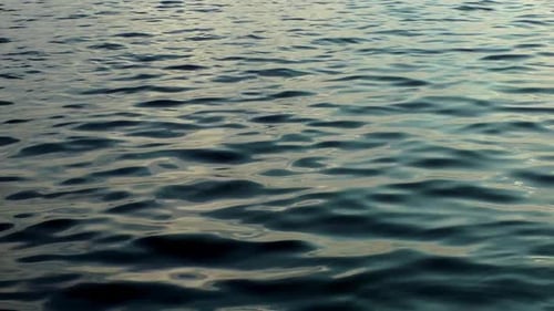 Fondo de olas de agua oscura