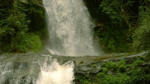 Wasserfall im Wald