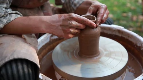Potter fabrique un pot sur un tour de potier