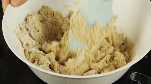 Procédé de pétrissage de la pâte crue pour les biscuits au pain d'épices