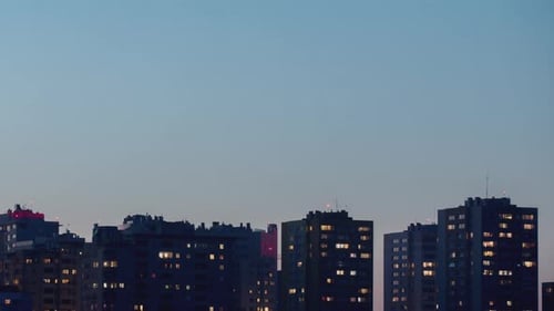 Zeitraffer vom Abend bis zur Nacht Wohngebäude Windows Lights in der Nacht Gebäudefassade