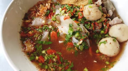 Tallarines picantes al estilo tailandés con bola de pescado y cerdo picado