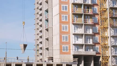 Bâtiment en construction, Crane Move Heavy Tools