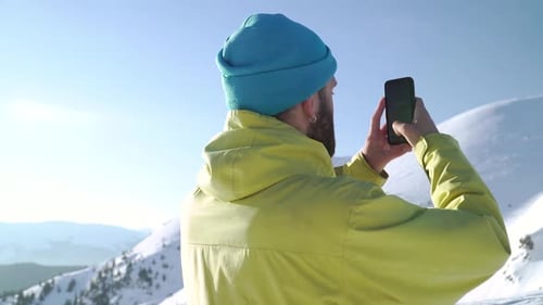 Hipster Fotos Berge mit seinem Smartphone