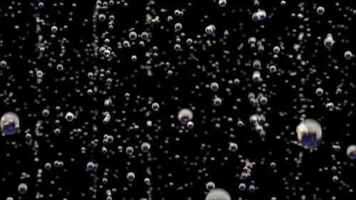 Transparente Blasen steigen unter Wasser auf schwarzem Hintergrund