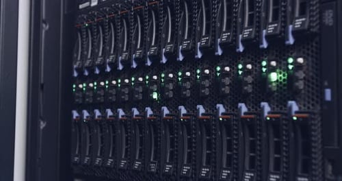 Amplia sala de servidores informáticos en un centro de datos