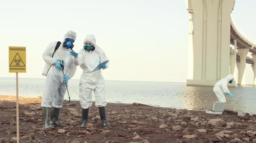 Wissenschaftler arbeitet an verschmutzter Küste