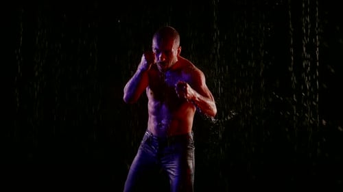 un homme musclé au torse nu frappe avec les mains dans des ruisseaux d'eau sur fond sombre