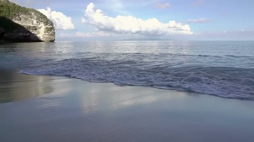 Surfen am schattigen Sandstrand