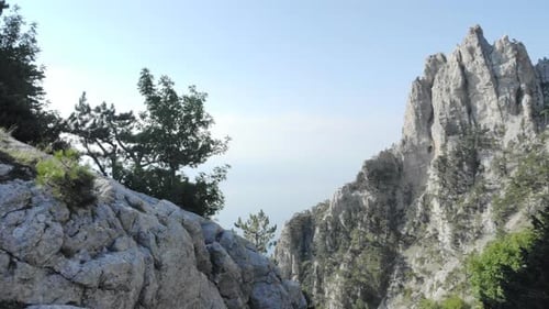 Luftaufnahme einer wunderschönen Landschaft mit großen felsigen Hügeln