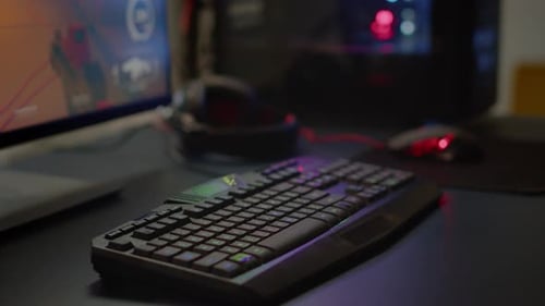 Nahaufnahme einer professionellen RGB-Tastatur im leeren Spielzimmer