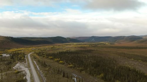 Vista da estrada sinuosa cênica cercada pelo rio