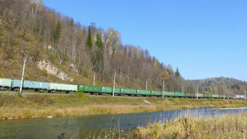 Fahrten mit dem Güterzug entlang des Flusses