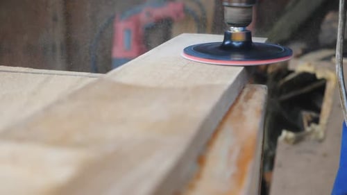 Gros plan sur la transformation du bois. Menuisier méconnaissable travaillant dans son atelier à l'aide d'un outil. Flou