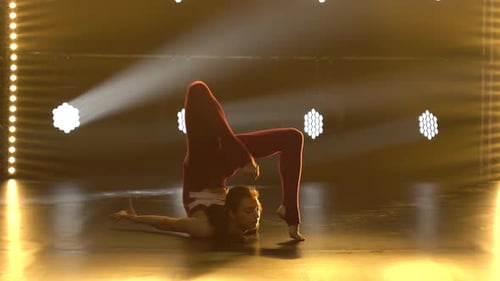 Rhythmische Turnerin bewegt sich wunderbar, sportliche Bewegung, Dehnung, Flexibilität, Aerobic