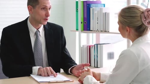 Arbeitssuchender im Vorstellungsgespräch mit dem Manager
