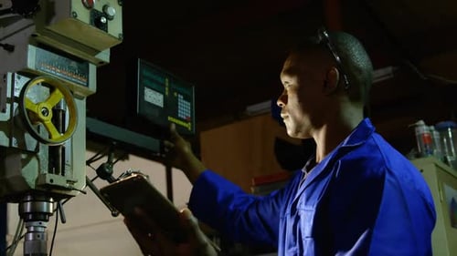 Männlicher Arbeiter nutzt digitales Tablet in Glasfabrik 4k
