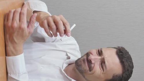 Vidéo verticale d'un homme cassant une cigarette