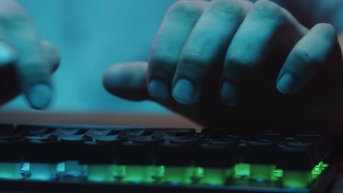 Spieler tippen auf Hintergrundbeleuchtung Tastatur Closeup Man spielt Videospiel