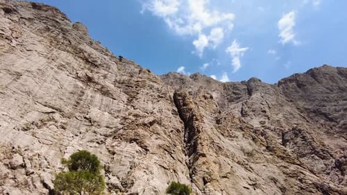 D'immenses falaises abruptes, un canyon sur l'Euphrate, une merveille géologique