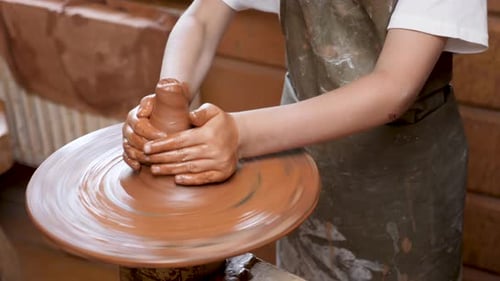 Moulage ou sculpture sur argile à la main Wheel Potter