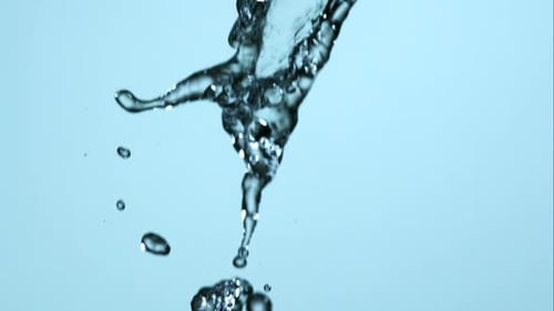 Streaming Water in Slow Motion