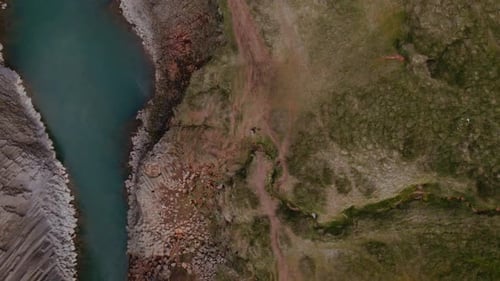 Aufnahme der hohen Klippe in Island und des Flusses in der Mitte aus der Vogelperspektive