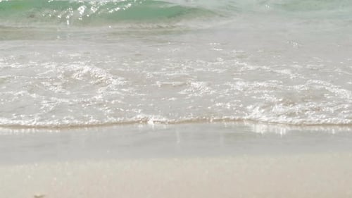 Des vagues transparentes et propres de l'océan ou de la mer roulent sur la plage de Sandy Shore