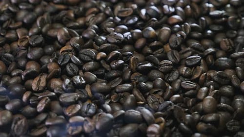 Frische duftende Kaffeebohnen mit geröstetem Rauch
