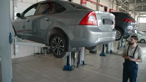 Mitarbeiter im Fahrzeugservice