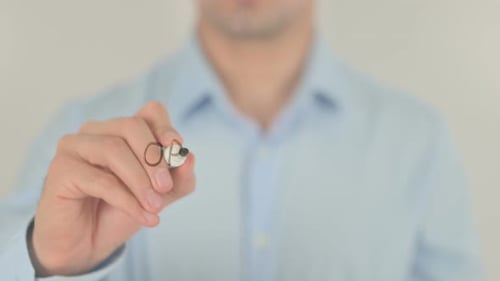 Opportunité, homme écrivant sur écran en verre transparent