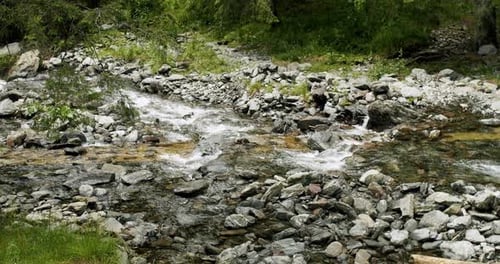 Im Tal fließender Gebirgsfluss