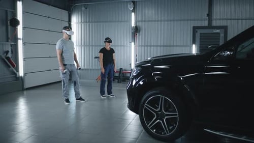 Mechaniker überprüfen Auto in VR-Headsets