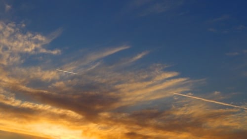 Zeitraffer bei Sonnenuntergang am Abend mit Flugzeug-Jet-Trails