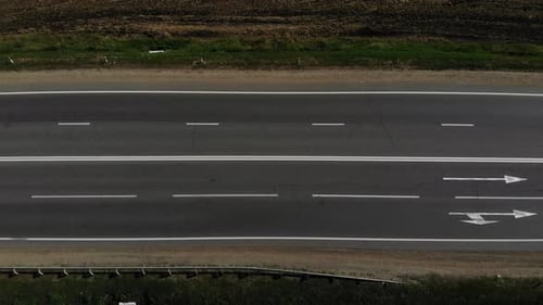 Luftaufnahme der Straße und des Autos. Die Beschaffenheit der Asphaltstraße.