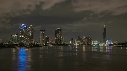 Gebäude im City River bei Nacht