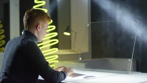 Freelancer trabajando en la interfaz AR invisible