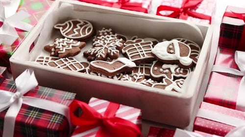 Délicieux biscuits en pain d'épices décorés de Noël frais placés dans une caisse en bois